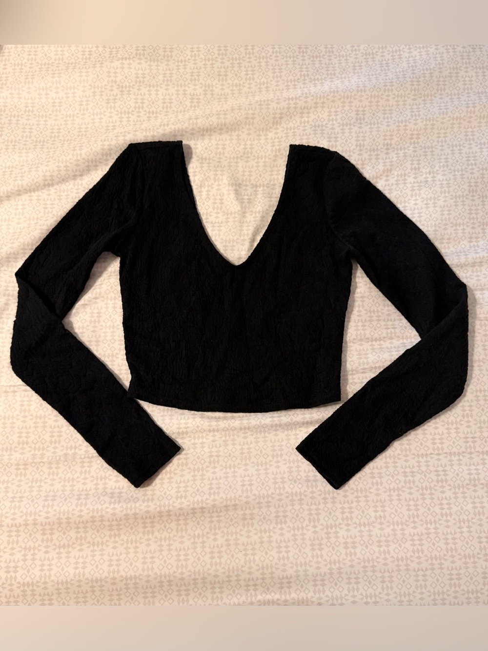 Forever 21 Black V-Neck Long Sleeve Crop Top